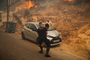 Φωτιά στη Γλυφάδα: Συγκλονιστικές εικόνες από την εκκένωση στην Βούλα