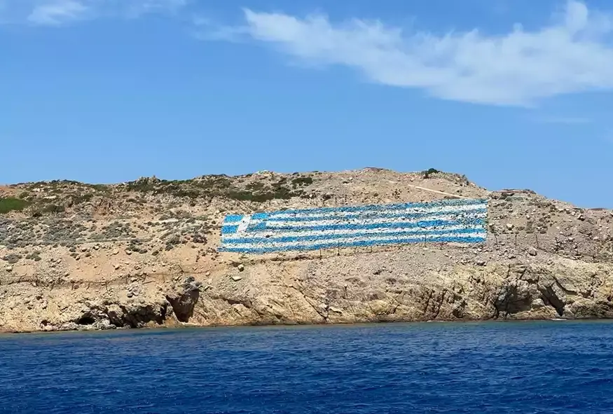 Μητσοτάκης στην Ψέριμο: «Το γαλάζιο του Αιγαίου συναντά το γαλάζιο της σημαίας» - Η ανάρτηση όλο νόημα του πρωθυπουργού στο Instagram