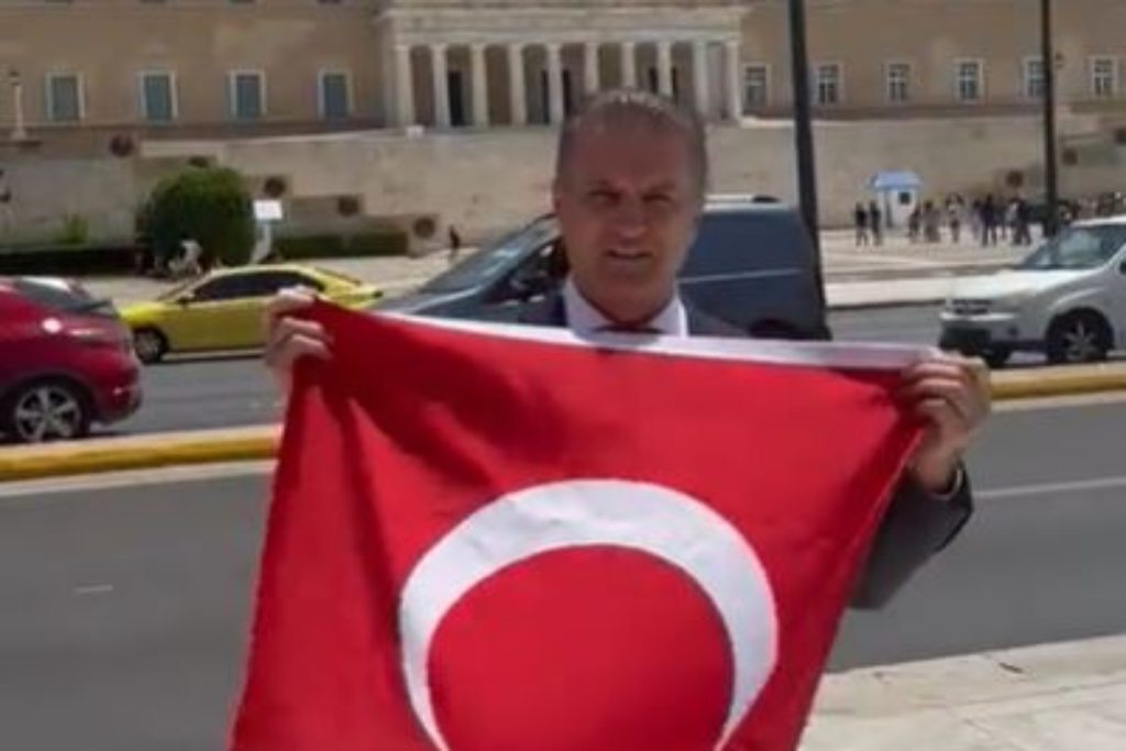Τέτοια τουρκική πρόκληση δεν ξαναέγινε – Πολιτικός ύψωσε τη σημαία της Τουρκίας μπροστά από τη Βουλή [βίντεο]