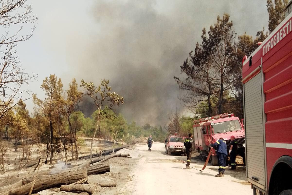 Φωτιά στον Έβρο: Αναζωπυρώσεις στο δάσος της Δαδιάς – Αναμένεται ενίσχυση των ανέμων