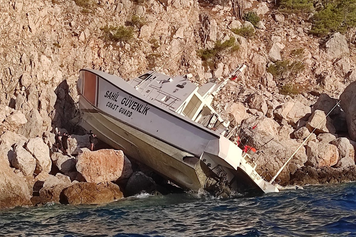Αττάλεια: Σκάφος της τουρκικής ακτοφυλακής προσέκρουσε σε βράχια