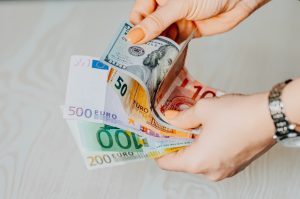 Ρεκόρ 20ετίας για το Ευρώ: Ένα προς ένα η ισοτιμία του με το δολάριο