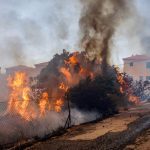 Φωτιά στη Λέσβο: Εκκενώνονται η Βρίσα και ο Σταυρός – Μαίνεται η μεγάλη πυρκαγιά