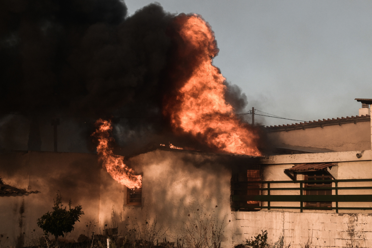 Φωτιά στην Πεντέλη: Ενεργά μέτωπα σε Γέρακα, Ανθούσα, Παλλήνη, Διώνη και στη Μαραθώνος