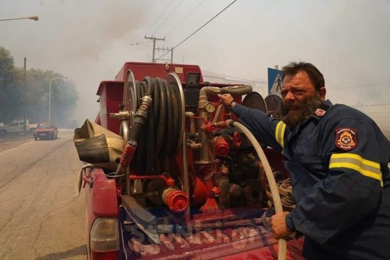 Φωτιά στη Λέσβο: Δύο ιερείς στη μάχη της φωτιάς στα Βατερά