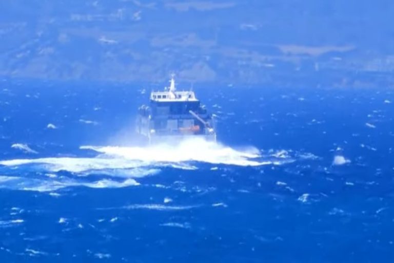 Η μάχη του Sifnos Jet με τα ανεμοδαρμένα κύματα – Εντυπωσιακές εικόνες από τους ελιγμούς του καπετάνιου [βίντεο]