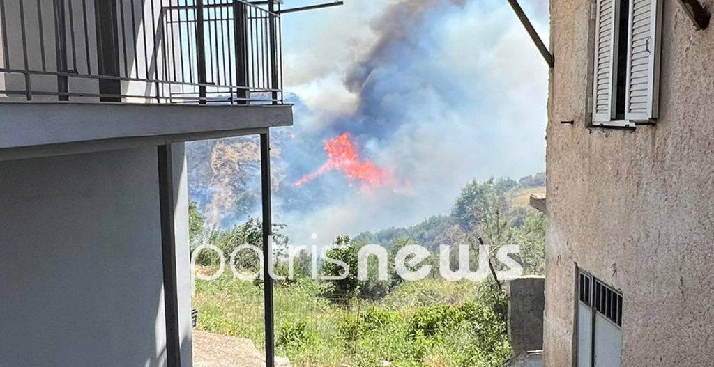 Φωτιά στην Ηλεία: Εκτός ελέγχου η πυρκαγιά  Τραυματίστηκαν τρεις πυροσβέστες  Μήνυμα από το 112 για εκκενώσεις οικισμών