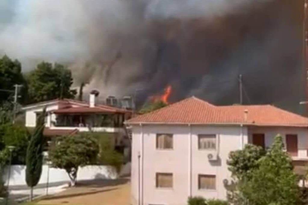 Μεγάλη φωτιά στα Μακρίσια στην Ηλεία: Εκκενώνεται η κατασκήνωση στη Φρίξα  Καίγονται σπίτια στη Σκιλλουντία
