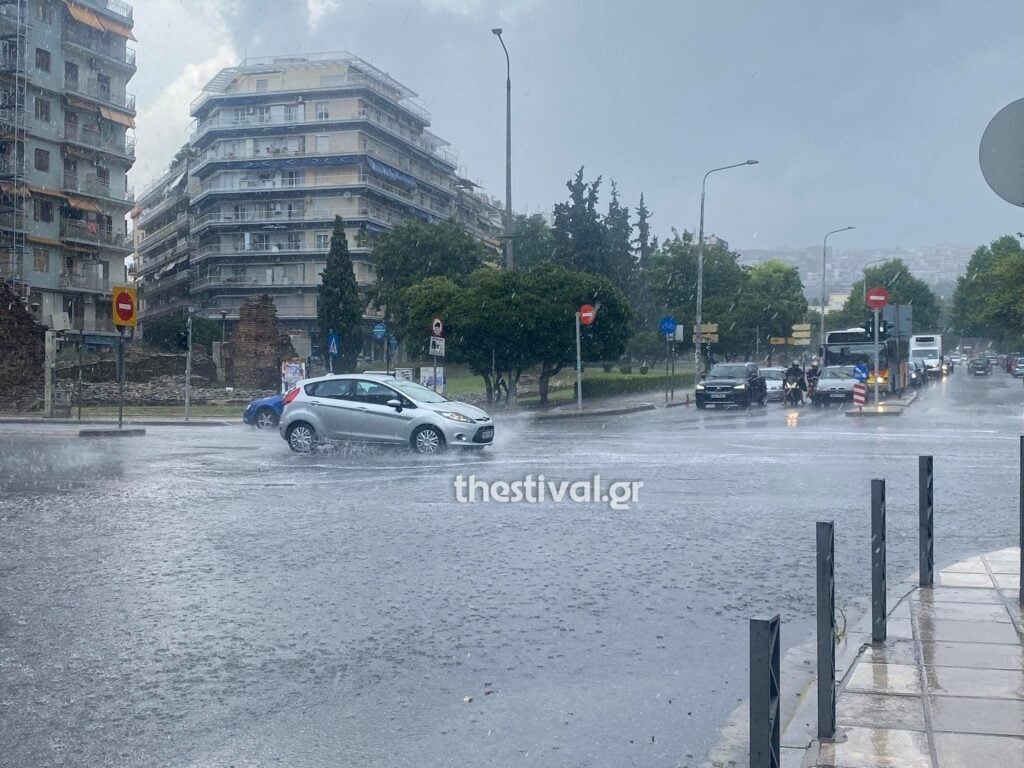 Καιρός: Καταιγίδαεξπρές «χτύπησε» τη Θεσσαλονίκη  Πώς θα κινηθεί η κακοκαιρία