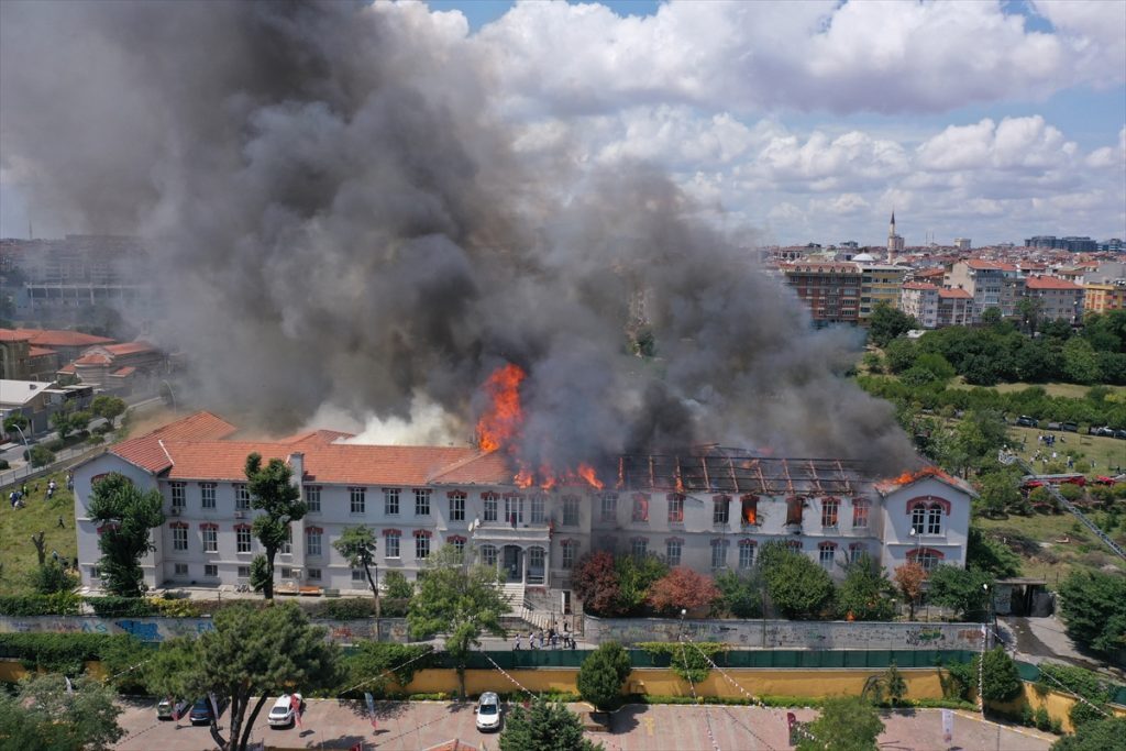 Φωτιά στο ελληνικό νοσοκομείο στην Κωνσταντινούπολη  Υπό έλεγχο η κατάσταση λένε οι πυροσβέστες  Πώς ξέσπασε η πυρκαγιά