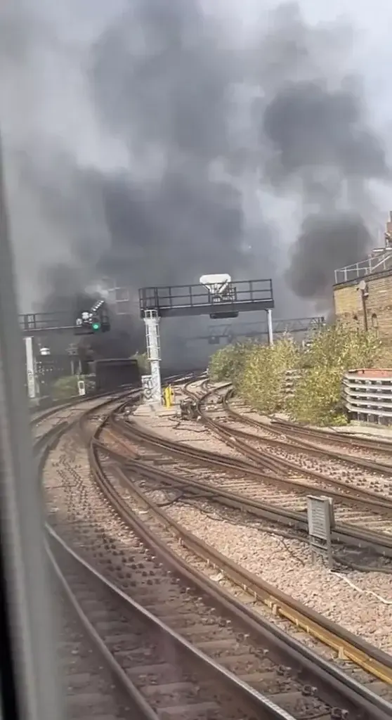 Πυρκαγιά στο Λονδίνο: Πυκνοί καπνοί σκέπασαν τη Γέφυρα του Λονδίνου και τον σταθμό Waterloo East - ΝΕΑ