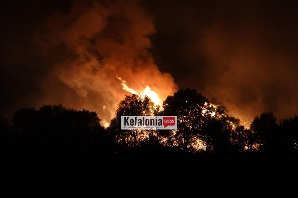 Μαίνεται η φωτιά στην Παλική Κεφαλονιάς - Συναγερμός στην Πυροσβεστική - ΕΛΛΑΔΑ