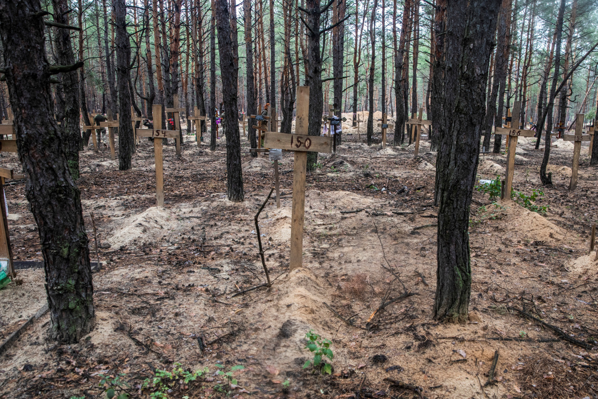 Ουκρανία: Συγκλονιστικές εικόνες - Βρέθηκαν μαζικοί τάφοι στο Ιζιούμ