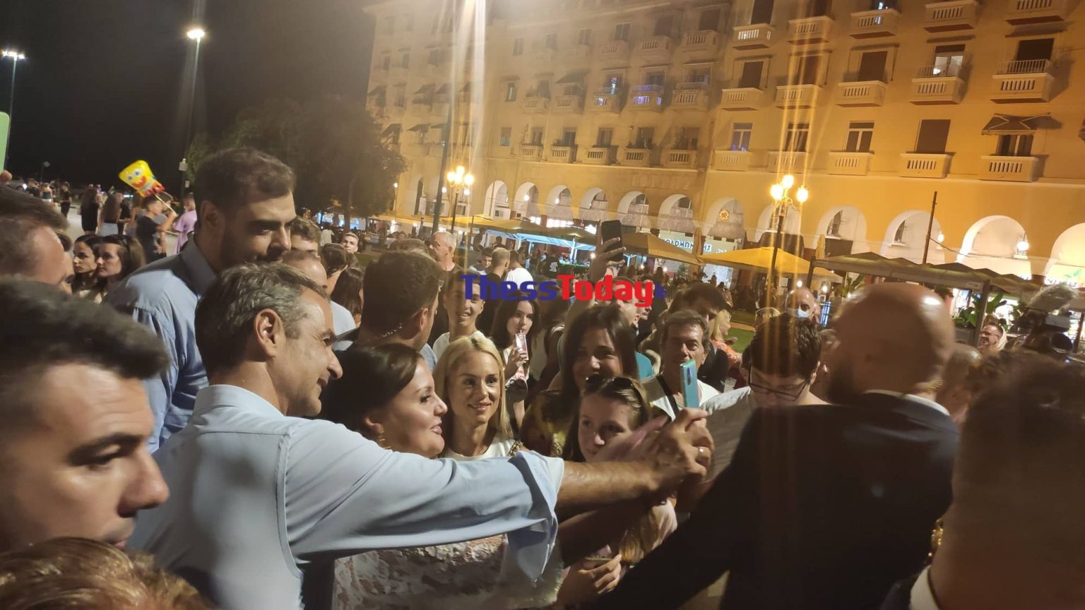 Θεσσαλονίκη: Στην πλατεία Αριστοτέλους ο Μητσοτάκης – Selfie και χειροκροτήματα από τον κόσμο