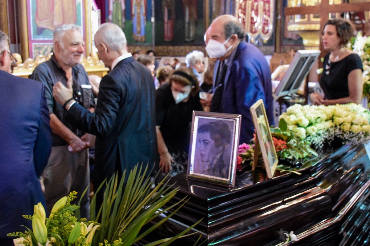 Ειρήνη Παπά: «Τελευταίο αντίο» στην αξέχαστη ηθοποιό στο Χιλιομόδι Κορινθίας – Ποιοι έδωσαν το «παρών» [βίντεο]