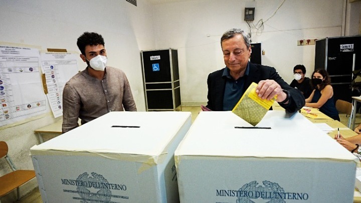 Εκλογές στην Ιταλία: Αντίστροφη μέτρηση για το τέλος της ψηφοφορίας  Αγωνία για τα exit polls