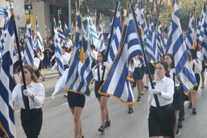 Θεσσαλονίκη: Με πλήθους κόσμου η μαθητική παρέλαση [εικόνες]