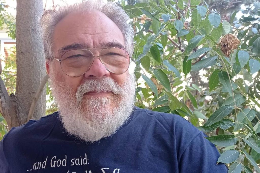 Τεύκρος Μιχαηλίδης στον Ε.Τ.: «Ασκώ μια μορφή αυτοδικίας με τις ιστορίες  μου» - Ελεύθερος Τύπος