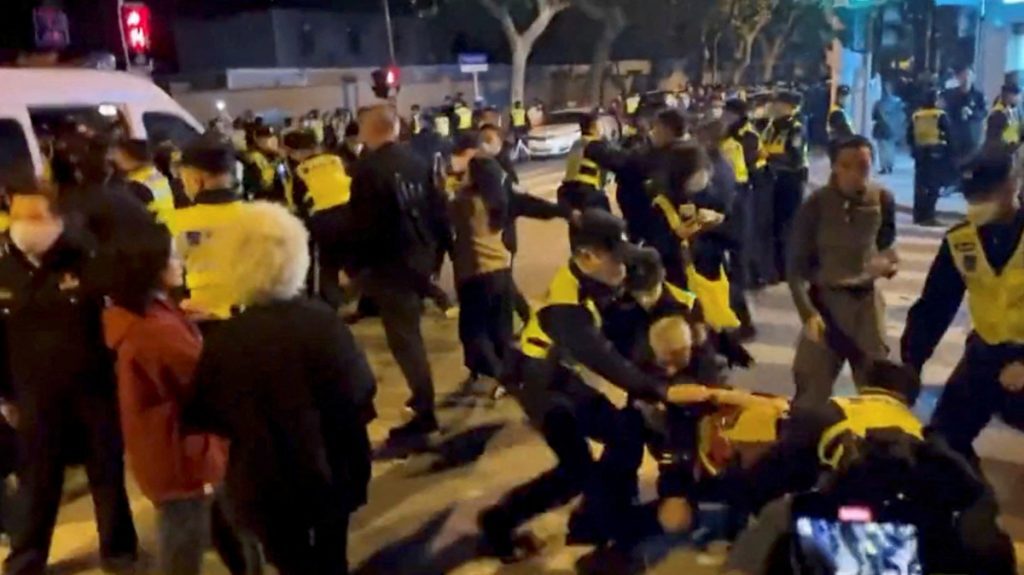 «Ιός» εξεγέρσεων στην Κίνα - Οργισμένες διαδηλώσεις κατά Σι Τζινπίνγκ
