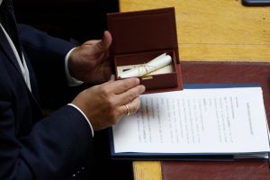 Προϋπολογισμός 2023: Kατατέθηκε στη Βουλή - Τι προβλέπει