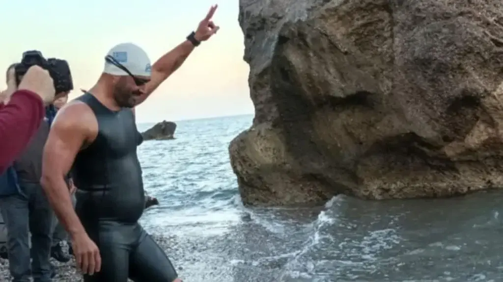 Χαράλαμπος Ταϊγανίδης: Κολύμπησε από τη Ρόδο στη Σύμη για να εκπληρώσει το  τάμα του [εικόνες & βίντεο] - Ελεύθερος Τύπος