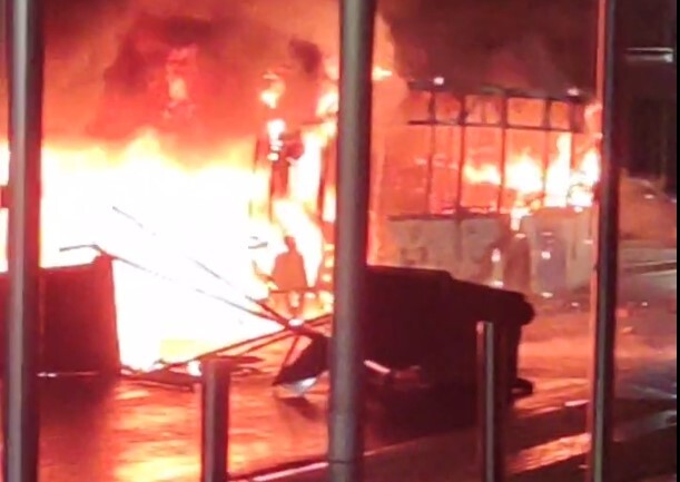 Ρομά πυρπόλησαν αστικό λεωφορείο στο Μενίδι