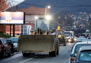 Σέρβοι στήνουν οδοφράγματα - Ήχησαν σειρήνες στο βόρειο Κόσοβο