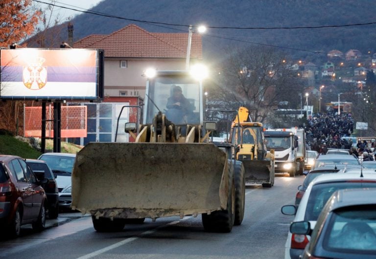 Σέρβοι στήνουν οδοφράγματα - Ήχησαν σειρήνες στο βόρειο Κόσοβο