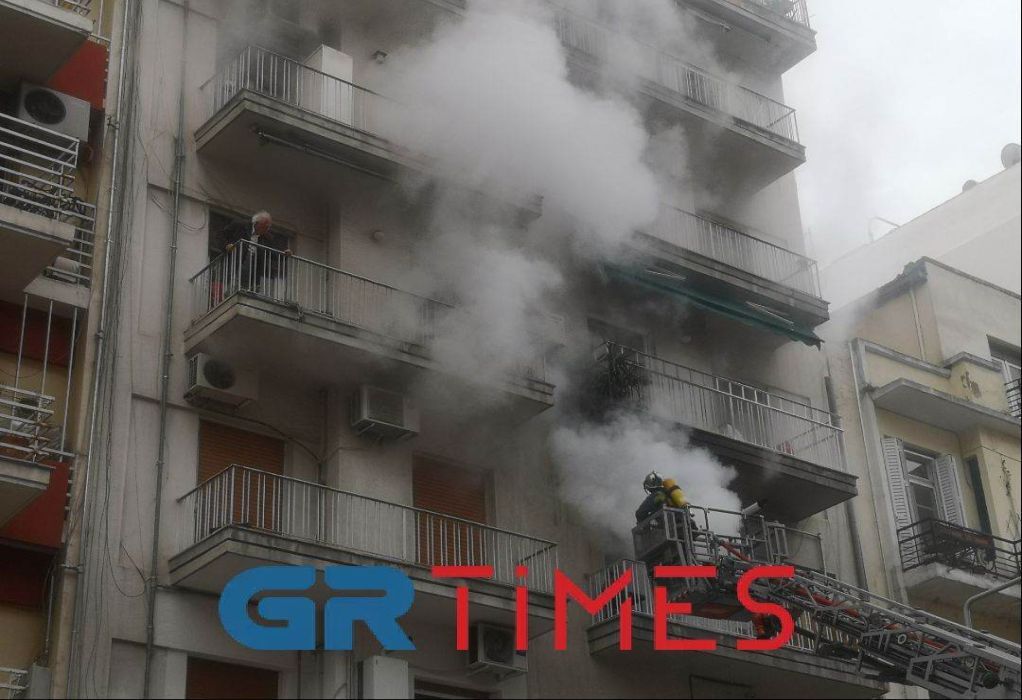 Θεσσαλονίκη: Φωτιά σε διαμέρισμα - Πληροφορίες για δύο εγκλωβισμένους