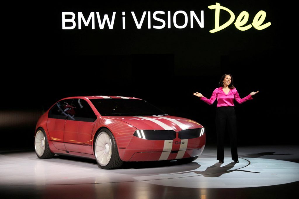 Η BMW παρουσιάζει το i Vision Dee που αλλάζει χρώμα μόνο του