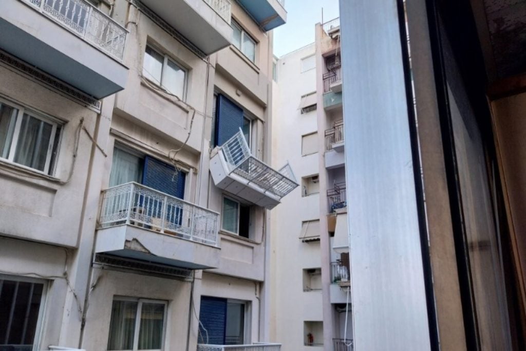Απίστευτες εικόνες στη Συγγρού: Ξεκόλλησε μπαλκόνι σε ξενοδοχείο και κρεμόταν στον αέρα – «Πανικός» στο twitter