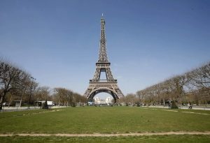 Γαλλία: «Δάχτυλο της Μόσχας» βλέπουν πίσω από την τοποθέτηση φερέτρων πέριξ του Πύργου του Άιφελ