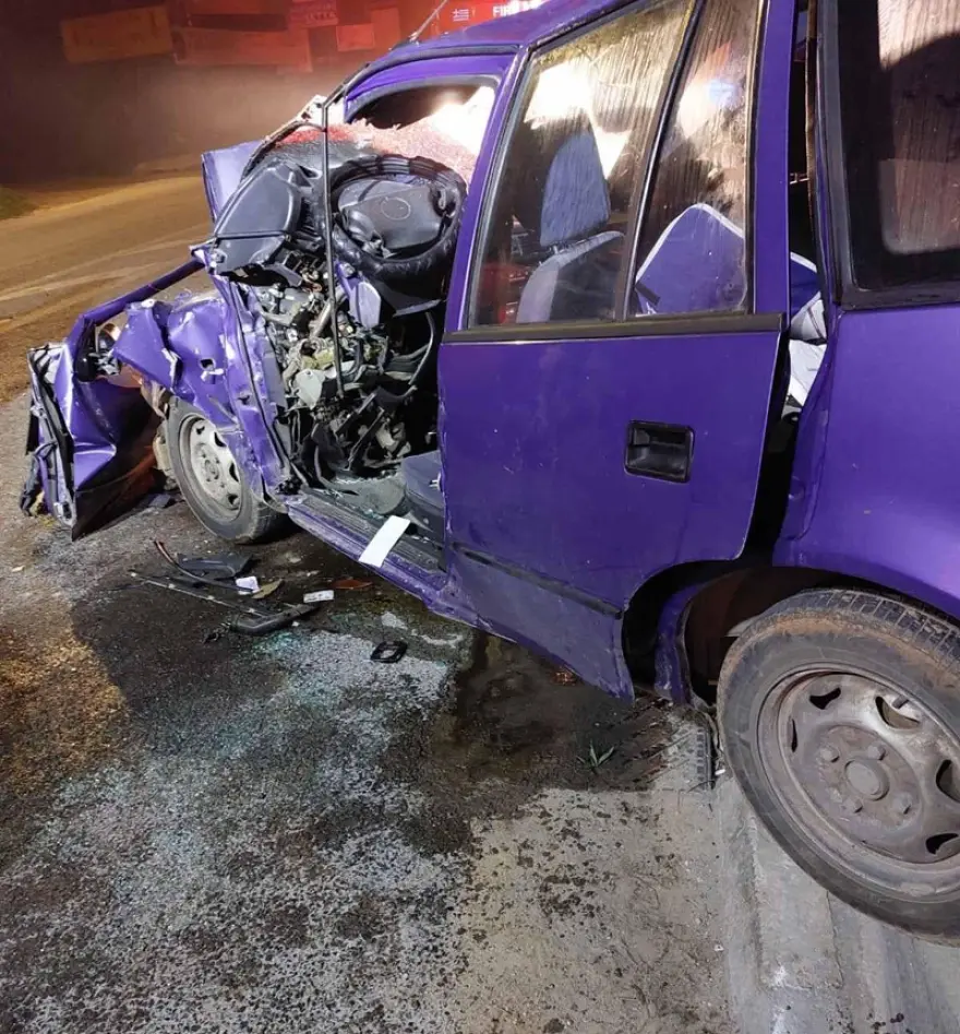 Σοκάρουν οι εικόνες του κατεστραμμένου αυτοκινήτου που «καρφώθηκε» σε δέντρο στην Αρτέμιδα - Νεκρός ο οδηγός - ΝΕΑ