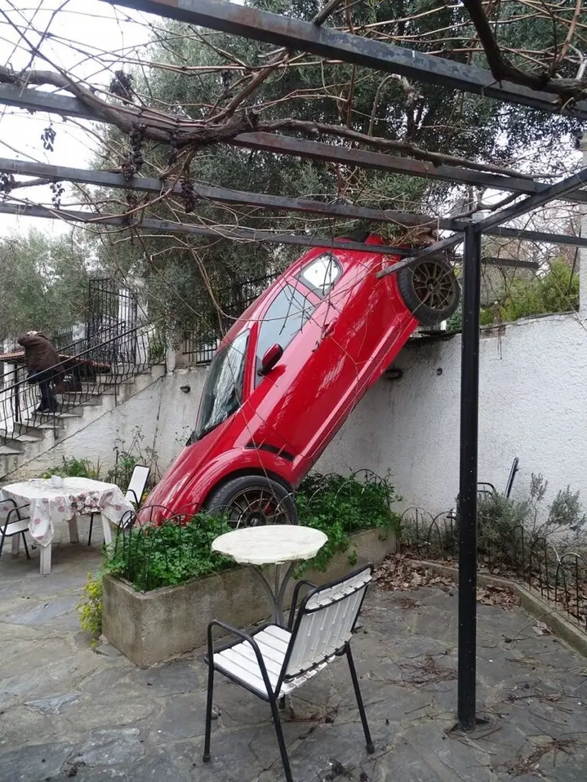 Ασύλληπτες εικόνες στη Θεσσαλονίκη: Αυτοκίνητο έφυγε από το δρόμο και κατέληξε σε αυλή σπιτιού - ΝΕΑ