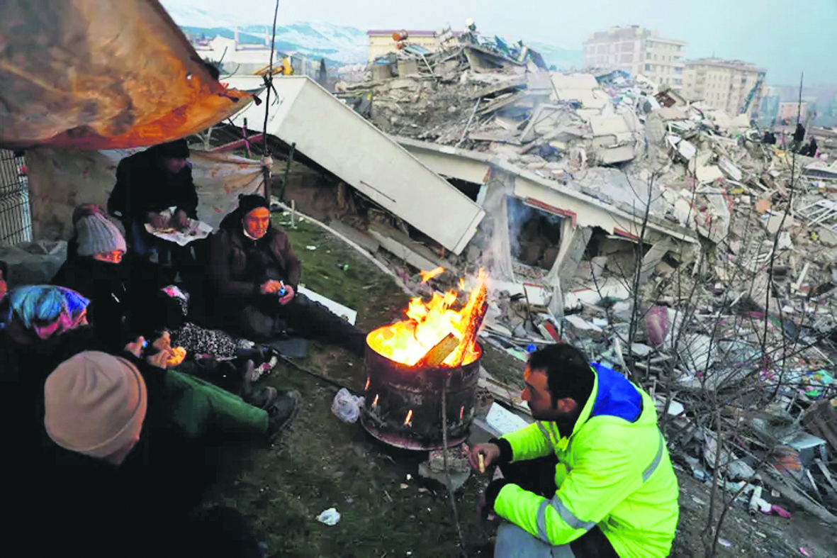 Σεισμός στην Τουρκία: Δύο γυναίκες βγήκαν ζωντανές μετά από 5 ημέρες - Πάνω από 24.000 έχουν χάσει τη ζωή τους - ΝΕΑ