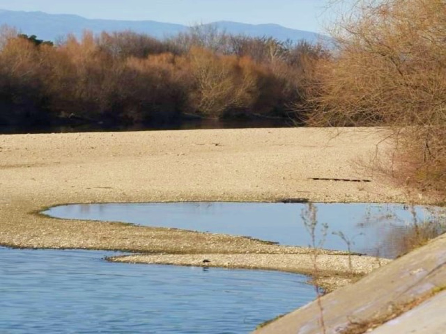 Λάρισα: Μειώθηκε σημαντικά η στάθμη του Πηνειού ποταμού, λόγω λειψυδρίας [εικόνες] - ΝΕΑ