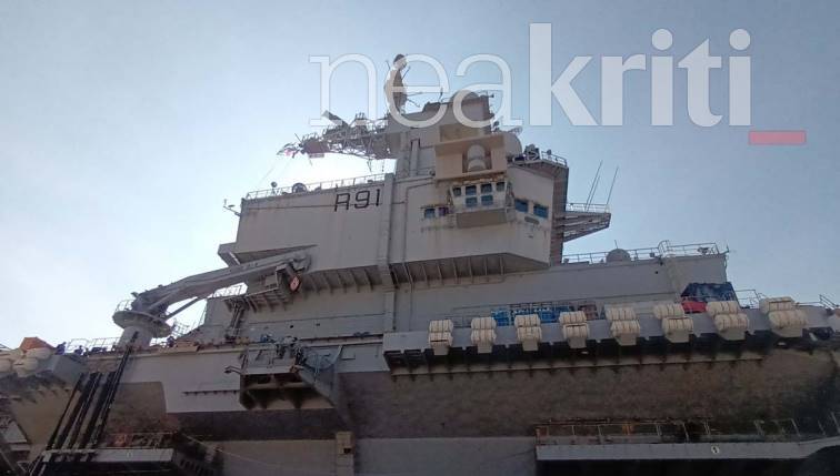 Χανιά: Στη Σούδα η ναυαρχίδα του γαλλικού πολεμικού ναυτικού «Σαρλ Ντε Γκολ» [εικόνες] - ΝΕΑ