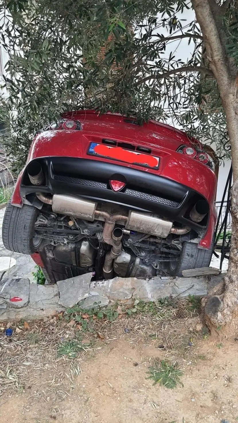 Ασύλληπτες εικόνες στη Θεσσαλονίκη: Αυτοκίνητο έφυγε από το δρόμο και κατέληξε σε αυλή σπιτιού - ΝΕΑ