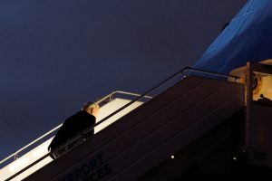 Τζο Μπάιντεν: Ακόμα μια επική τούμπα στη σκάλα του Air Force One