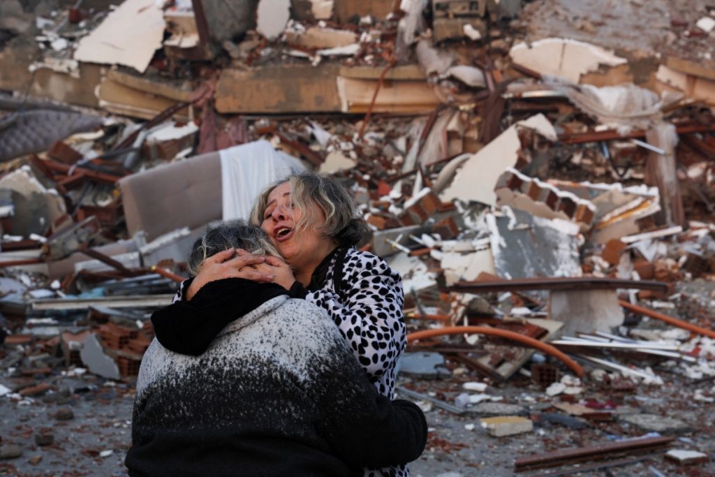 Σεισμός στην Τουρκία: «Καταστραφήκαμε πεινάμε διψάμε»  Πάνω από 4300 οι νεκροί – Ακούγονται φωνές κάτω από τα χαλάσματα [βίντεο]
