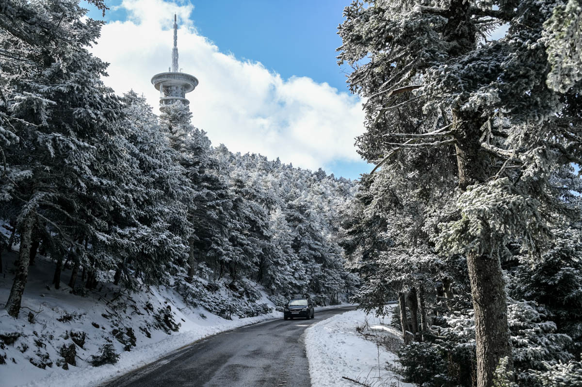 Καιρός: Εντυπωσιακές εικόνες από την χιονισμένη Πάρνηθα