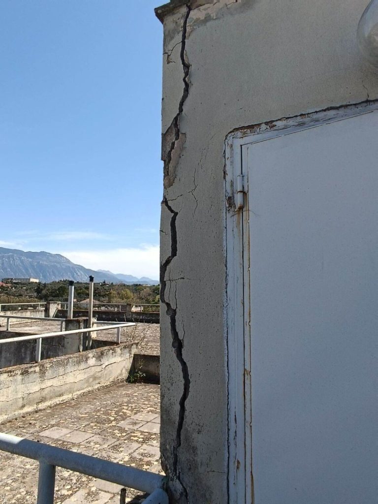 Εικόνες ντροπής στην Καλαμάτα: Κίνδυνος για πολίτες και εργαζομένους το κτίριο του ΟΑΕΔ - ΝΕΑ