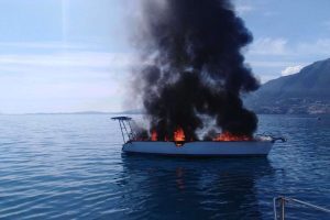 Φωτιά σε θαλαμηγό ανοιχτά της Νικιάνας στη Λευκάδα