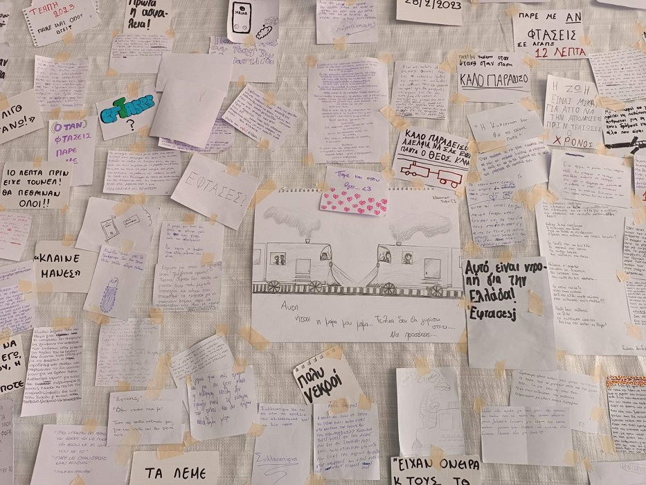 Κρήτη: Ο συγκινητικός πίνακας μαθητών γεμάτος πόνο και οργή για τους νεκρούς στα Τέμπη - ΝΕΑ