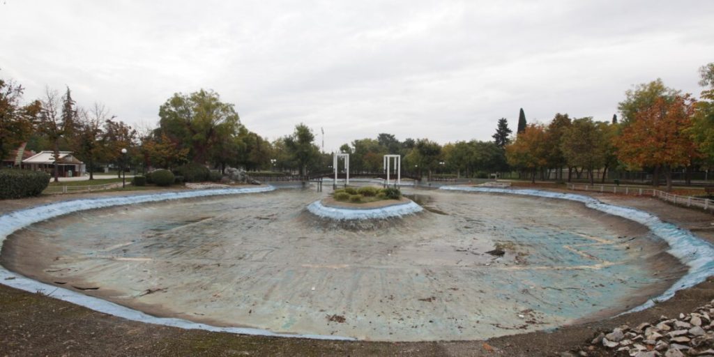 Ολικό «λίφτινγκ» στη Λάρισα: Ανακατασκευάζεται η τεχνητή λίμνη, η πεζογέφυρα και μνημείο Εθνικής Αντίστασης στο πάρκο Αλκαζάρ - ΝΕΑ
