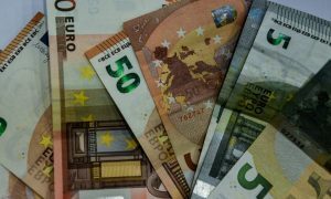Χίος: Άρπαξε 200.000 ευρώ από φίλο του και αγόρασε Ι.Χ., μηχανή και κινητό