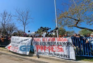 Θεσσαλονίκη: Μαύρα μπαλόνια, συνθήματα και πανό για τα Τέμπη στην παρέλαση