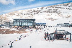 Χιονοδρομικό κέντρο Παρνασσού: Η «Μύκονος του Χειμώνα»