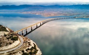 Επικίνδυνες ρωγμές στη γέφυρα Σερβίων