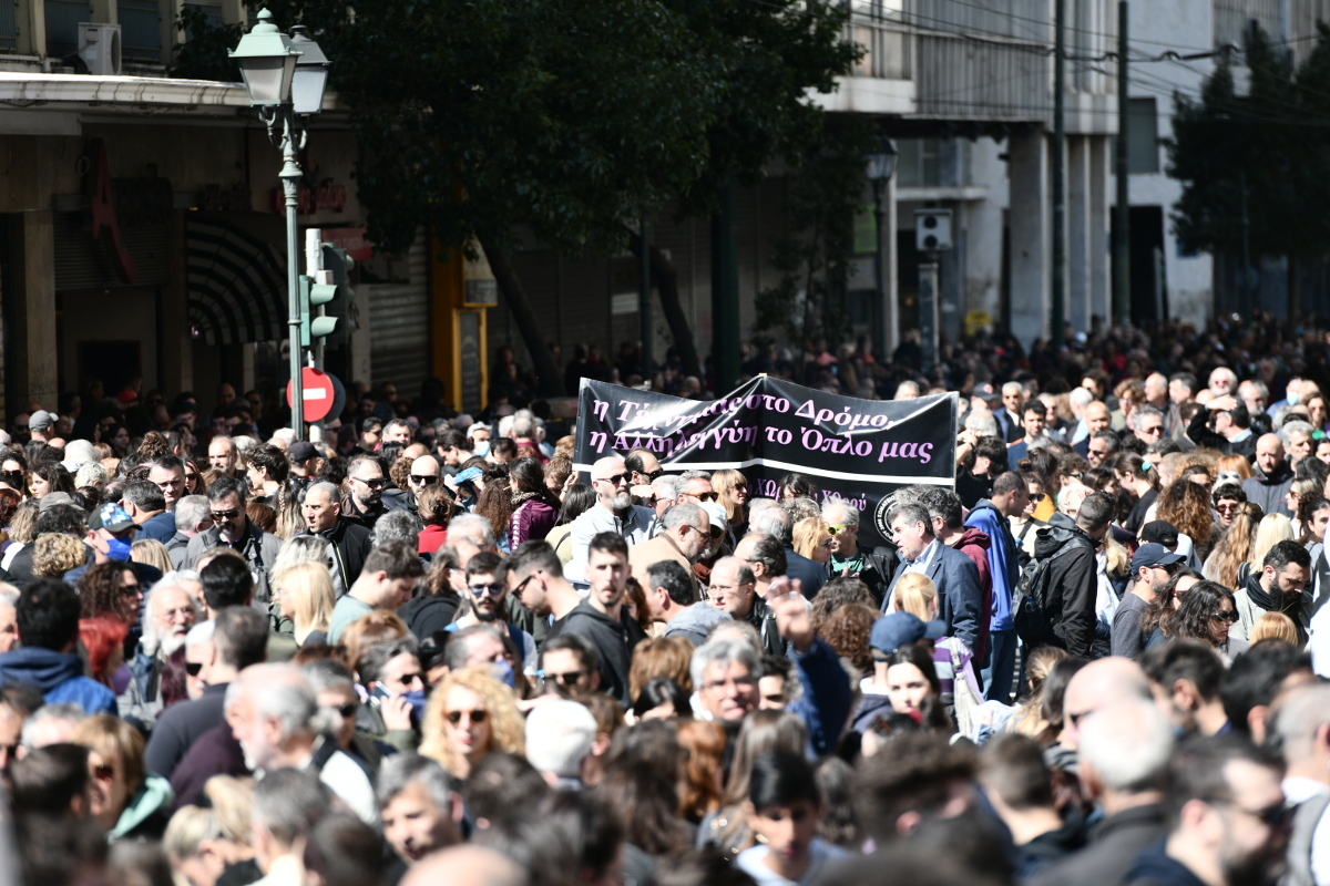 Απεργία για Τέμπη: Δεκάδες χιλιάδες κόσμου στο κέντρο της Αθήνας - ΝΕΑ